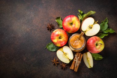 Baharatlı elma reçeli ve koyu arkaplanda taze elma.