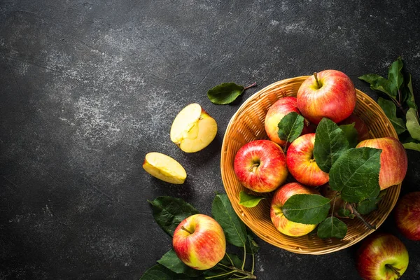 Manzanas rojas maduras frescas en la canasta en la mesa blanca. —  Fotos de Stock