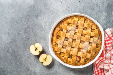 Mutfak masasında zencefilli ve tarçınlı elmalı turta..