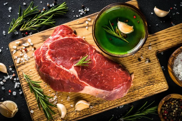 Bistecca di manzo cruda con erbe. — Foto Stock