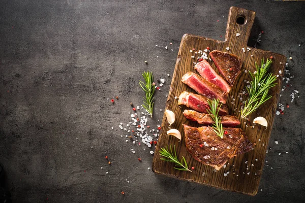 Grillezett marhahús fűszerekkel. — Stock Fotó