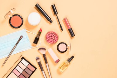 Yüz maskeli profesyonel makyaj ürünleri.