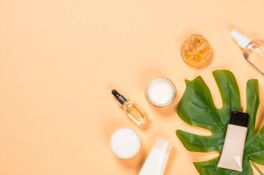 Moda bej arka planda kaplıca ve sağlık ürünleri.