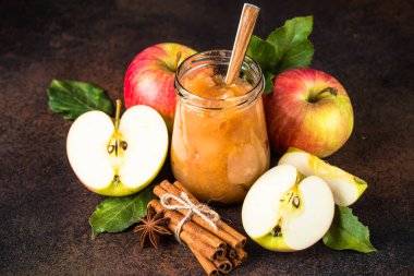 Baharatlı elma reçeli ve koyu arkaplanda taze elma.