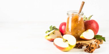 Beyaz arkaplanda taze elma reçeli.