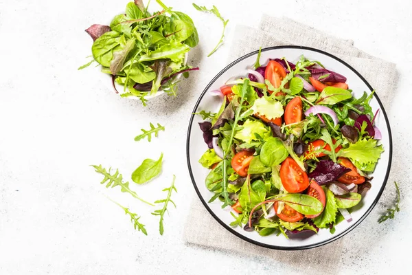 La ensalada verde con hortalizas frescas a blanco. —  Fotos de Stock