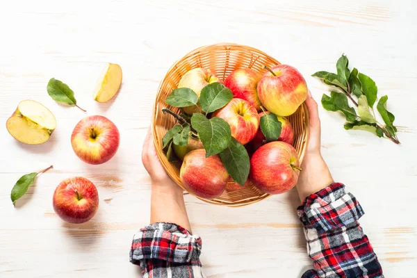 Frische reife rote Äpfel im Korb am weißen Tisch. — Stockfoto