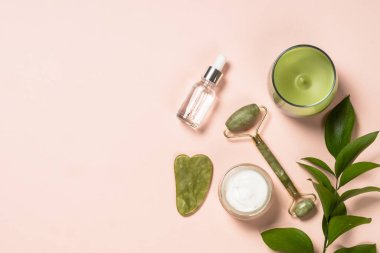 Yeşim silindir ve gua sha taş masajcı üst görünüm.