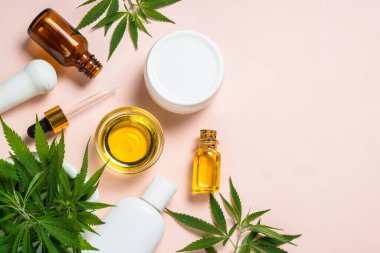 Kenevir yağı, krema, sabun ve beyaz yapraklar.