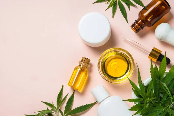 Cannabisöl, Sahne, Seife und frische Blätter in Weiß. — Stockfoto