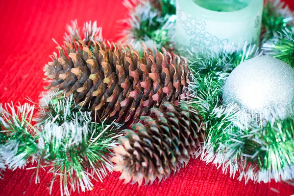 소나무 콘과 함께 크리스마스 카드 — 스톡 사진