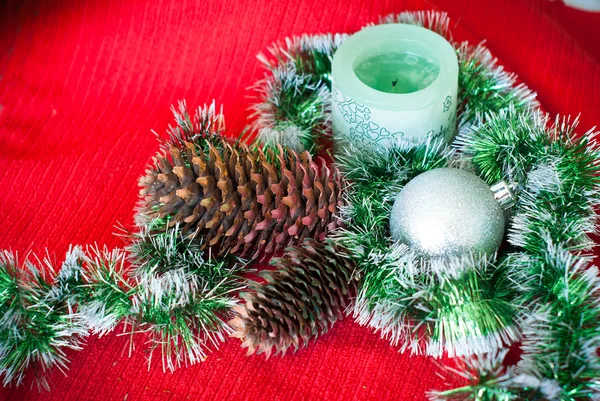 Weihnachtskarte mit Tannenzapfen — Stockfoto