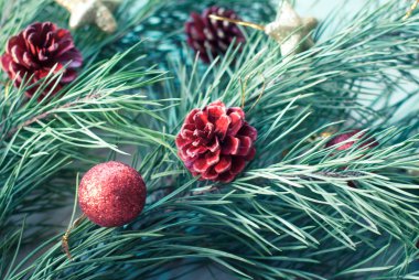 Christmas dal oyuncaklar ile dekore edilmiştir.