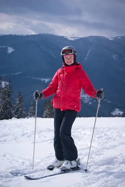 Jeune femme sur la station de ski — Photo