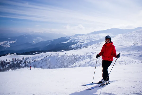 Femme skieuse dans les montagnes — Photo