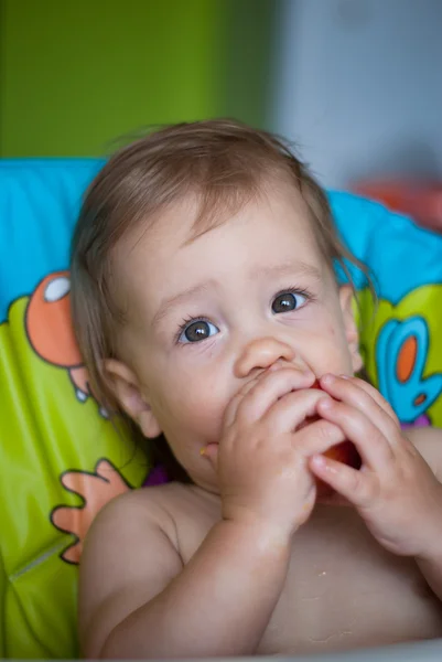 Μωρό τρώει ένα ροδάκινο — Φωτογραφία Αρχείου