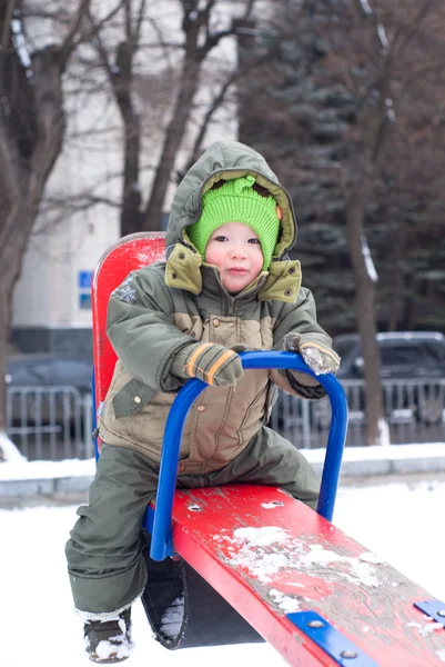 Маленький мальчик на прогулке зимой — стоковое фото