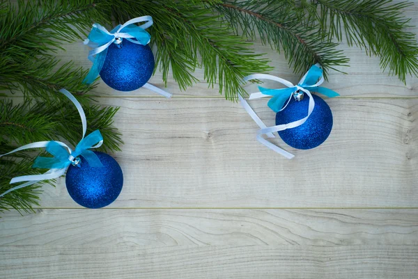 Fondo de Navidad con rama de árbol de Navidad y bolas azules —  Fotos de Stock