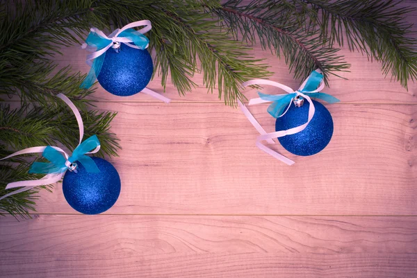 Χριστούγεννα φόντο με χριστουγεννιάτικο δέντρο υποκαταστήματος και μπλε μπάλες — Φωτογραφία Αρχείου