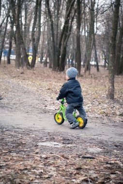 Küçük çocuk onun ilk bisiklet sürmek 