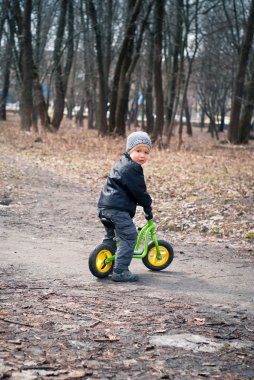 Çocuk onun ilk Bisiklet