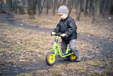 Çocuk onun ilk Bisiklet