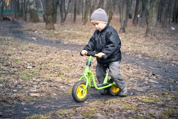 Fiú az ő első bike — Stock Fotó