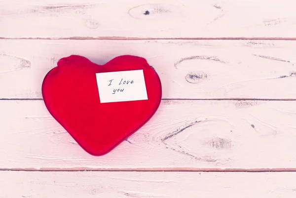 Coração vermelho e confissão de amor — Fotografia de Stock