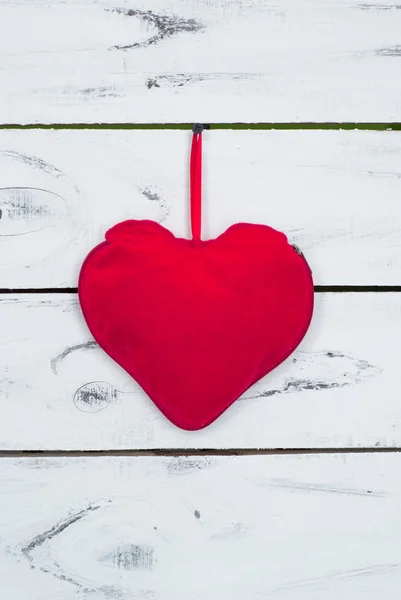 Coração vermelho no fundo de madeira branco — Fotografia de Stock