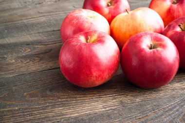 Masada kırmızı elmalar