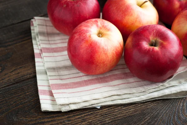 Kilka czerwonych jabłek na serwetkę — Zdjęcie stockowe