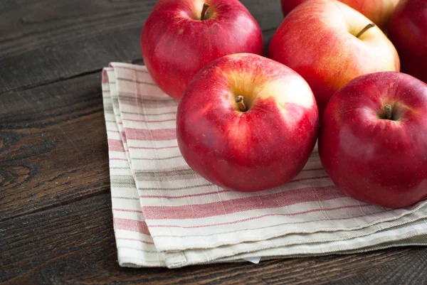 Sommige rode appels op de servet — Stockfoto