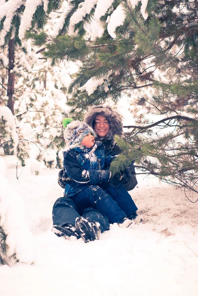 Mother and child playing in winter — Stock Photo, Image