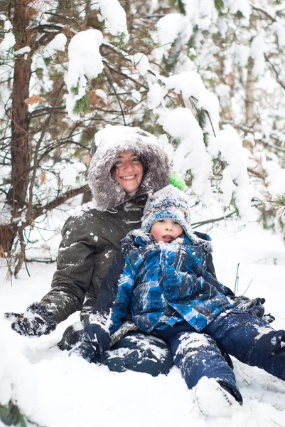 겨울 야외에 어머니 및 아기 소년. — 스톡 사진