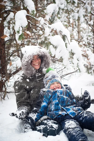 Mutter und Kind spielen im Winter draußen — Stockfoto