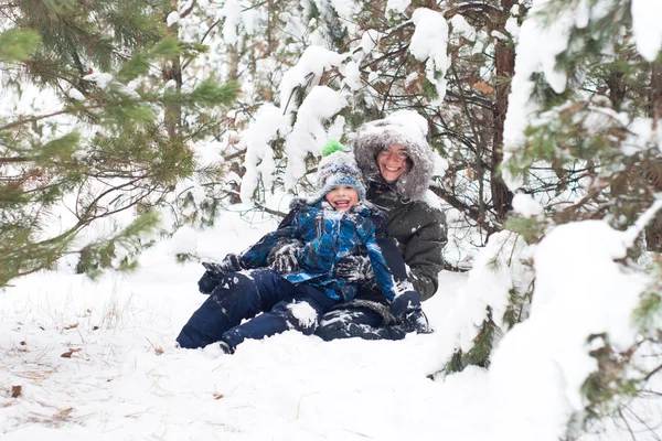 Matka a chlapec hraje venkovní v zimě — Stock fotografie