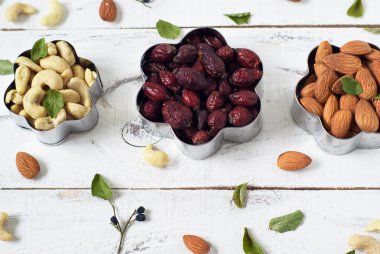 Badem, kaju fıstığı, bir çerez kesici yabani gül