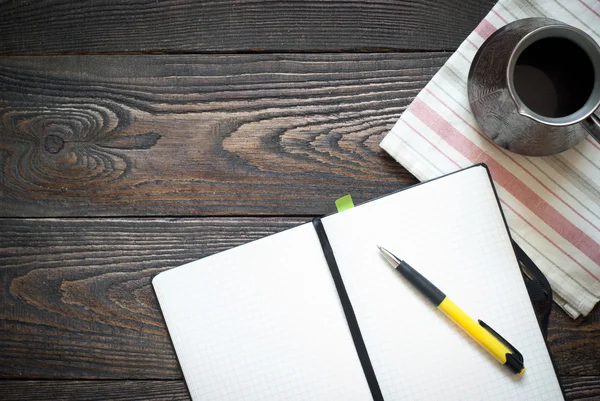 Caderno, caneta e cafeteira — Fotografia de Stock