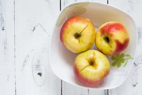 Algunas manzanas en el plato —  Fotos de Stock