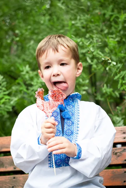 Kleine Ukrainerin isst Lutscher — Stockfoto