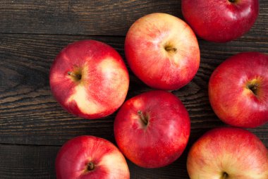 Masada kırmızı elmalar