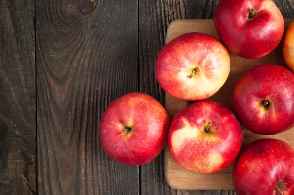 Alcune mele rosse sul tabellone — Foto Stock