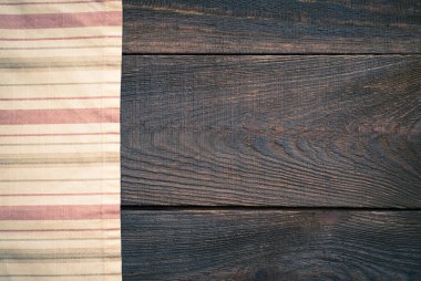 Ahşap masa mutfak havlu ile