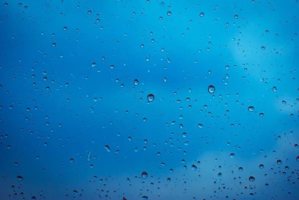 Стекло с капельками дождя — стоковое фото