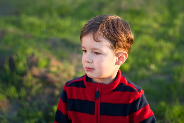 Kleine jongen buitenshuis — Stockfoto