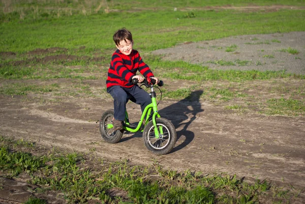 Petit garçon monte un vélo — Photo