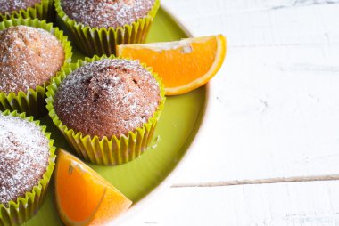 Plaka üzerinde turuncu muffins