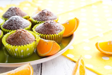 Plaka üzerinde turuncu muffins