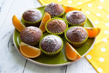 Plaka üzerinde turuncu muffins