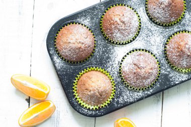 Yemek pişirme içinde turuncu muffins